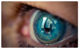kontaktní čočka v oku